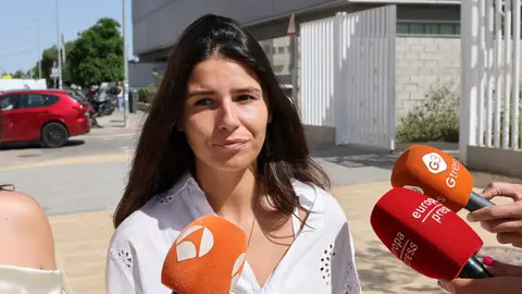 Tana Rivera atendiendo a la prensa Tana Rivera atendiendo a la prensa