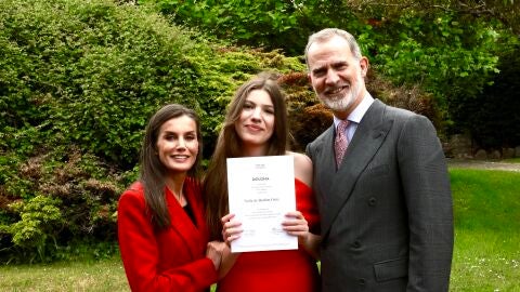 La infanta Sofía el día de su graduación en Gales, junto a sus padres