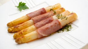 Esp&aacute;rragos frescos con jam&oacute;n cocido
