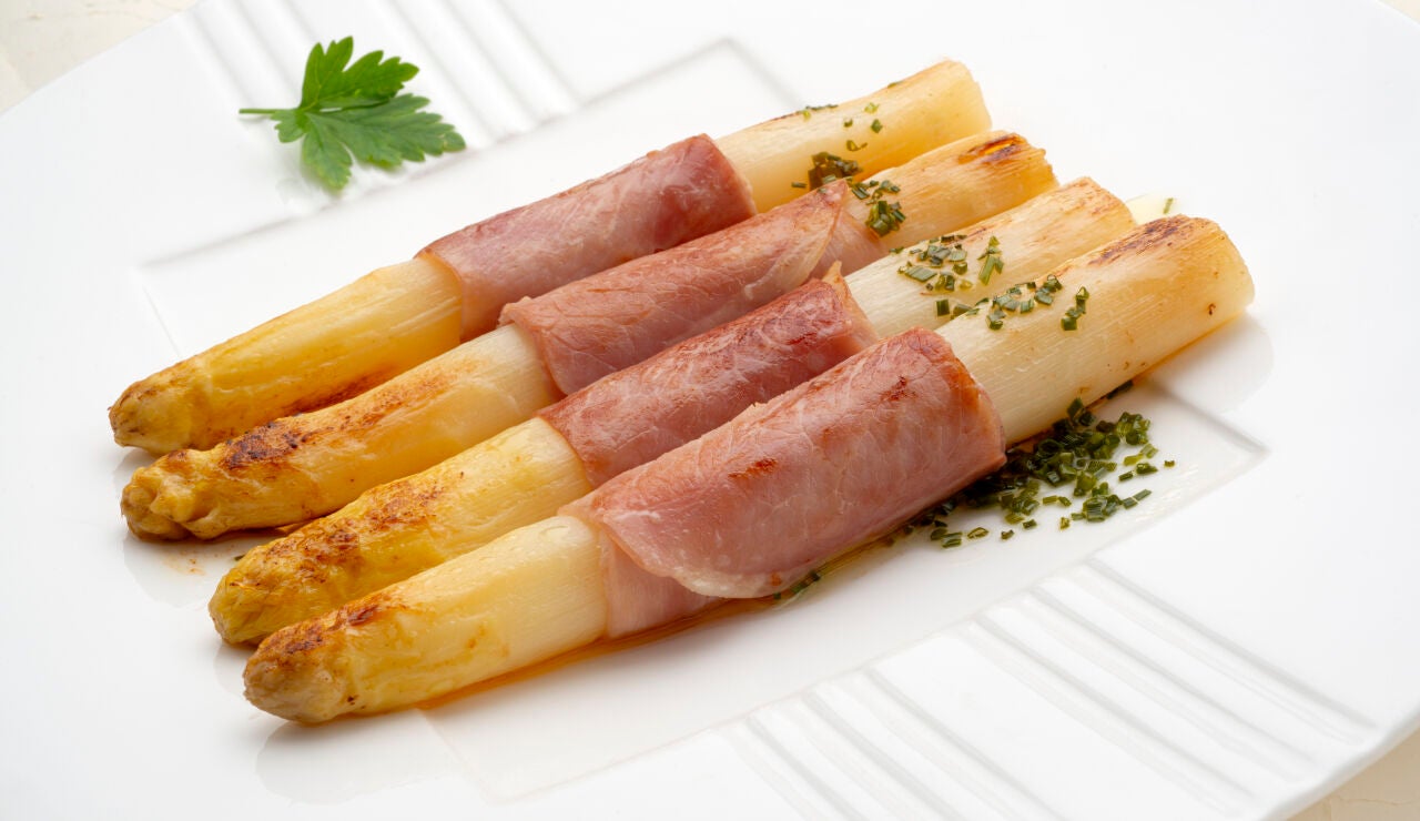 Esp&aacute;rragos frescos con jam&oacute;n cocido