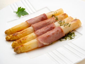Esp&aacute;rragos frescos con jam&oacute;n cocido