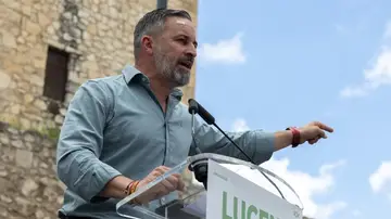 Abascal afea a Moreno que no hable de la migración: "tienen el corazón grande para los de fuera y no para los de casa" Abascal afea a Moreno que no hable de la migración: "tienen el corazón grande para los de fuera y no para los de casa"