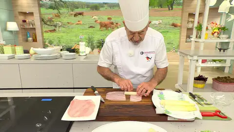 Envuelve el espárrago con el jamón cocido Envuelve el espárrago con el jamón cocido