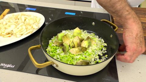 Meter las alcachofas en la cazuela