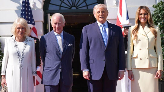 Carlos III y Camila del Reino Unido posan con Donald y Melania Trump
