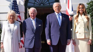 Carlos III y Camila del Reino Unido posan con Donald y Melania Trump