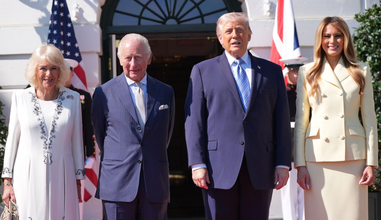 Carlos III y Camila del Reino Unido posan con Donald y Melania Trump