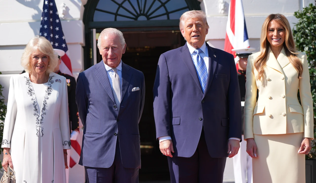Carlos III y Camila del Reino Unido posan con Donald y Melania Trump