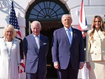 Carlos III y Camila del Reino Unido posan con Donald y Melania Trump