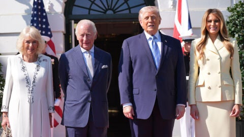 Carlos III y Camila del Reino Unido posan con Donald y Melania Trump