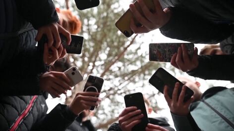 Menores de edad accediendo a las redes sociales