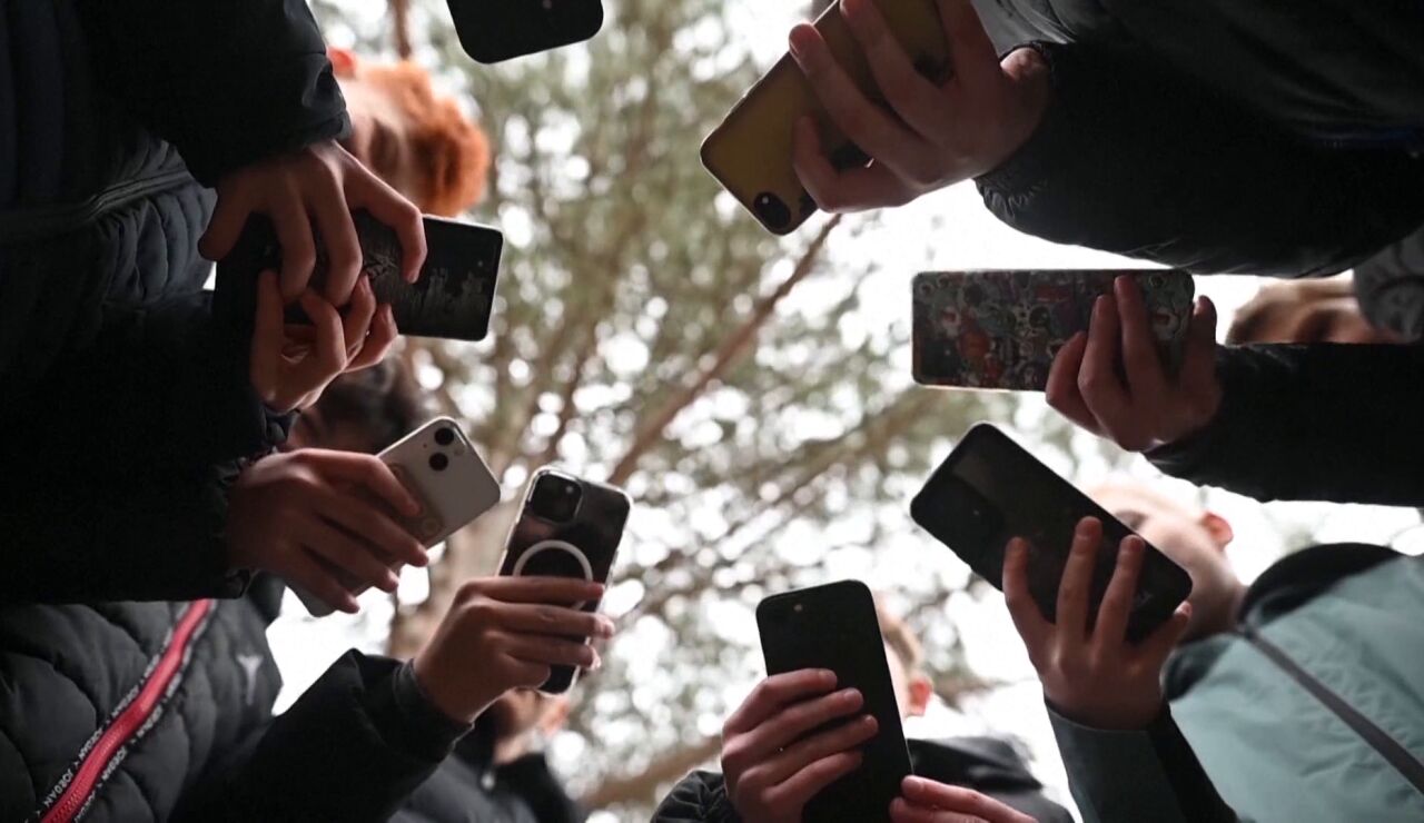 Menores de edad accediendo a las redes sociales