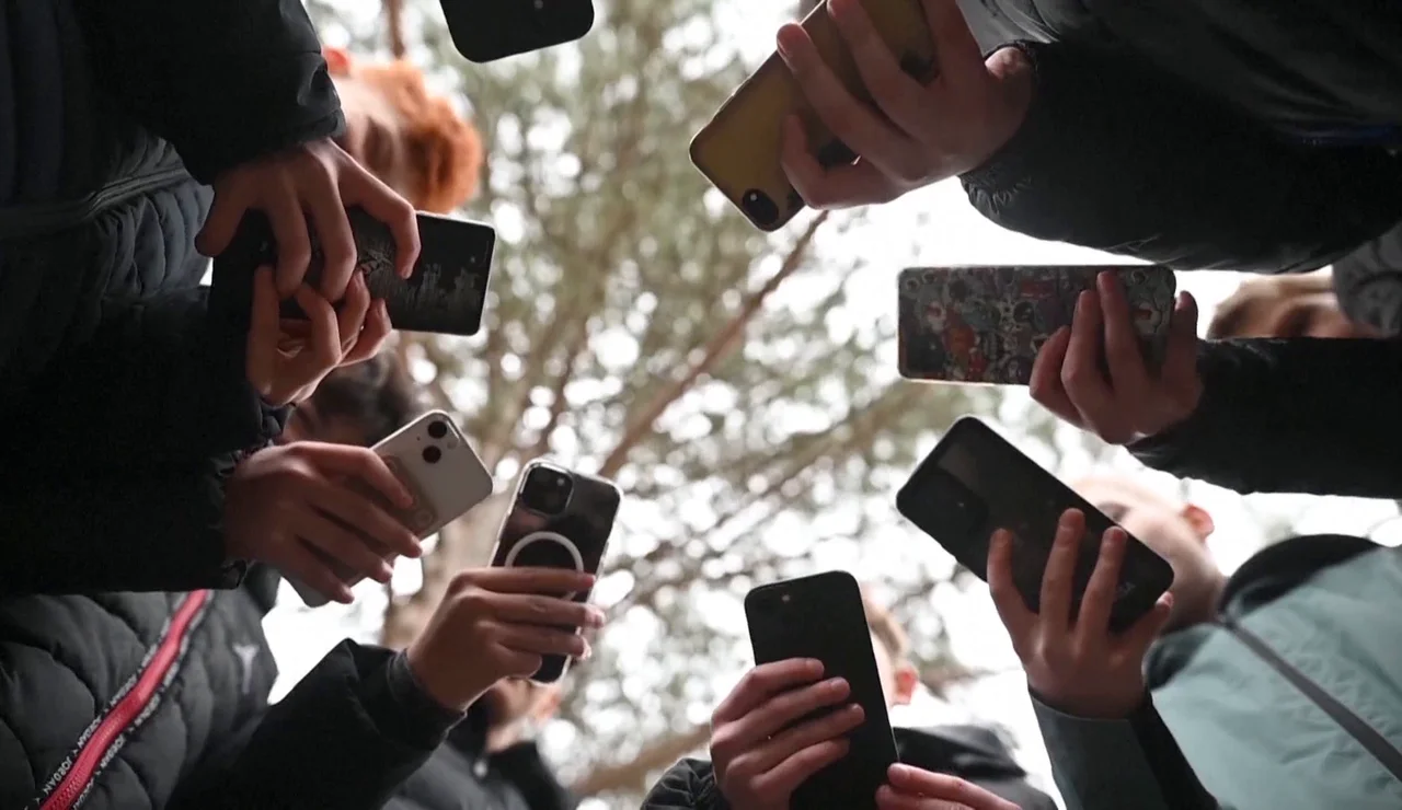 Menores de edad accediendo a las redes sociales