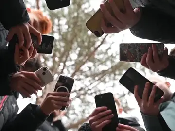 Menores de edad accediendo a las redes sociales Menores de edad accediendo a las redes sociales