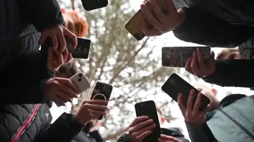 Menores de edad accediendo a las redes sociales Menores de edad accediendo a las redes sociales
