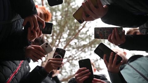 Menores de edad accediendo a las redes sociales