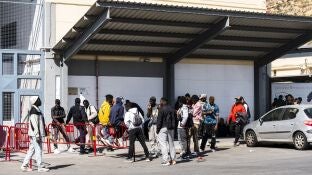 Migrantes esperando para hacer tr&aacute;mites en Almer&iacute;a