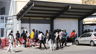 Migrantes esperando para hacer trámites en Almería