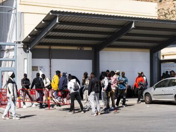 Migrantes esperando para hacer tr&aacute;mites en Almer&iacute;a