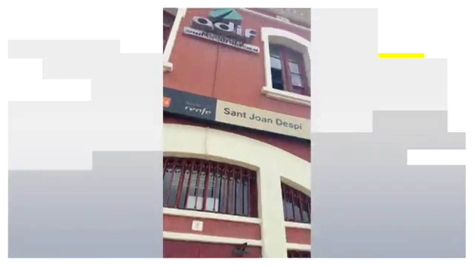 Varios okupas bloquean desde hace meses una estación de tren de Barcelona