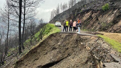La capacidad de destrucci&oacute;n de los incendios del pasado mes de agosto, que tuvieron su epicentro de la zona, y la concatenaci&oacute;n de borrascas de este invierno, est&aacute;n detr&aacute;s del desgaste de la calzada