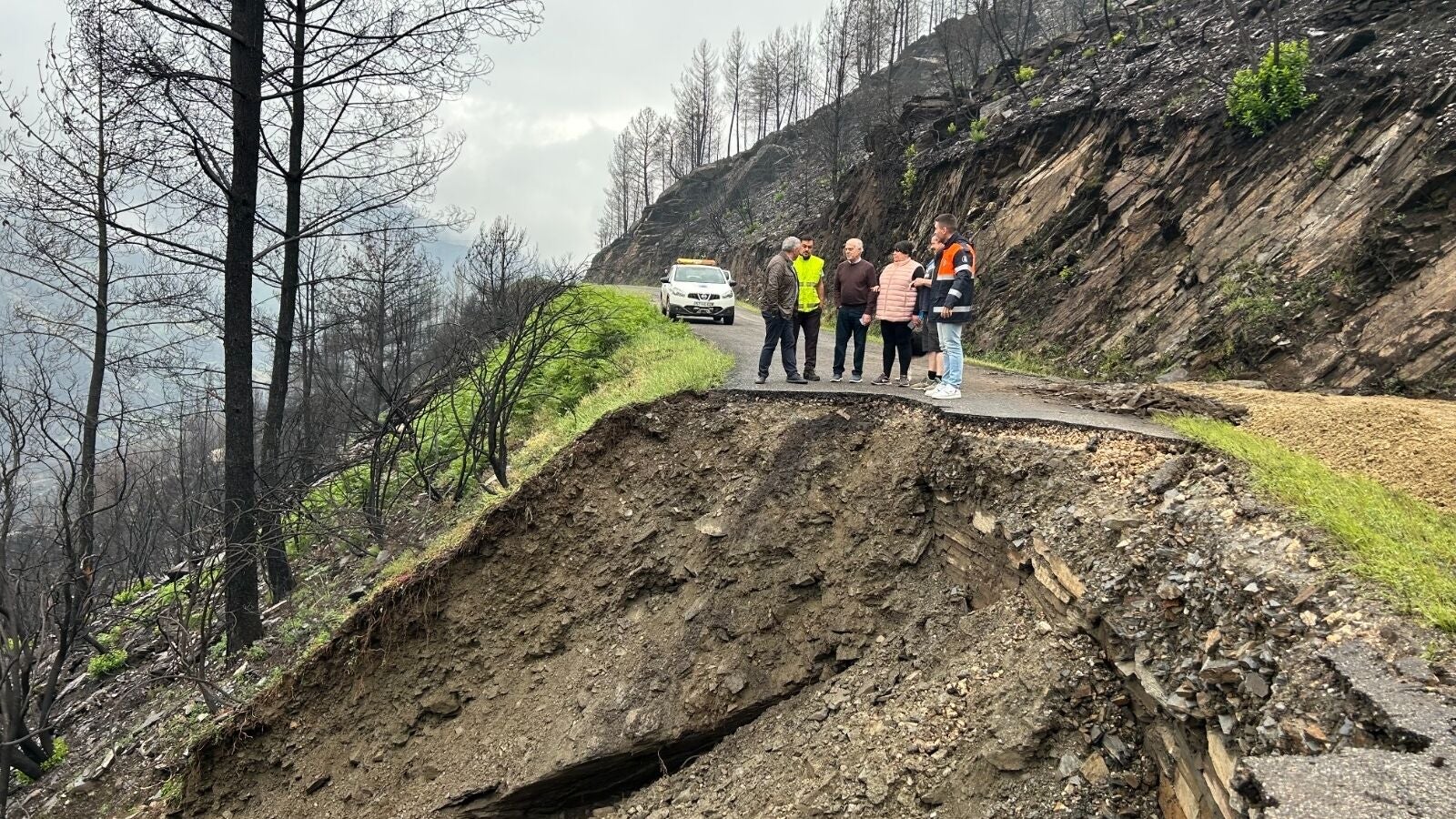 Se derrumba una carretera en Quiroga (Lugo), debilitada por la voracidad de los incendios del pasado verano