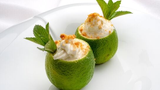Receta de mousse helada de lima lim&oacute;n, de Argui&ntilde;ano: "Un postre de restaurante de lujo, pero hecho en casa"