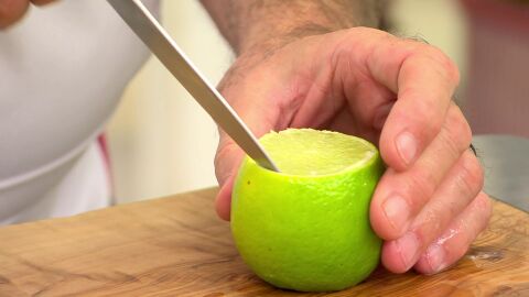 Abre en la parte de arriba una tapa y vacíalas bien por dentro