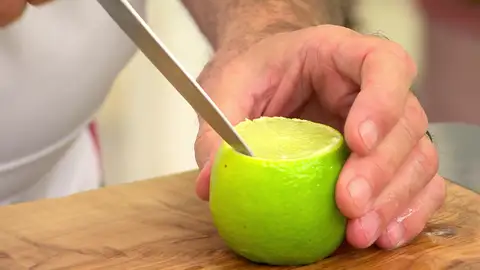 Abre en la parte de arriba una tapa y vacíalas bien por dentro Abre en la parte de arriba una tapa y vacíalas bien por dentro