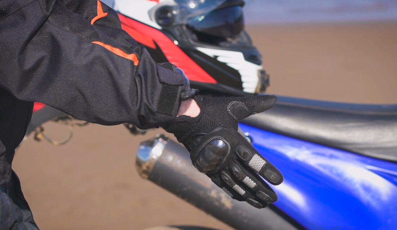 Europa quiere m&aacute;s protecci&oacute;n obligatoria en moto: la encuesta de las federaciones a la que pueden responder los moteros y lo que propone cada pa&iacute;s