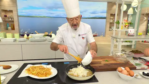 Incorpora el bacalao desmigado y cocínalo Incorpora el bacalao desmigado y cocínalo