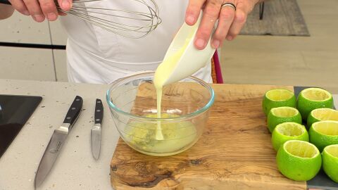 Agrega la leche condensada y mezcla bien