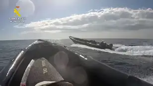 Persecución a toda velocidad y maniobras de alto riesgo para frenar una narcolancha en Huelva