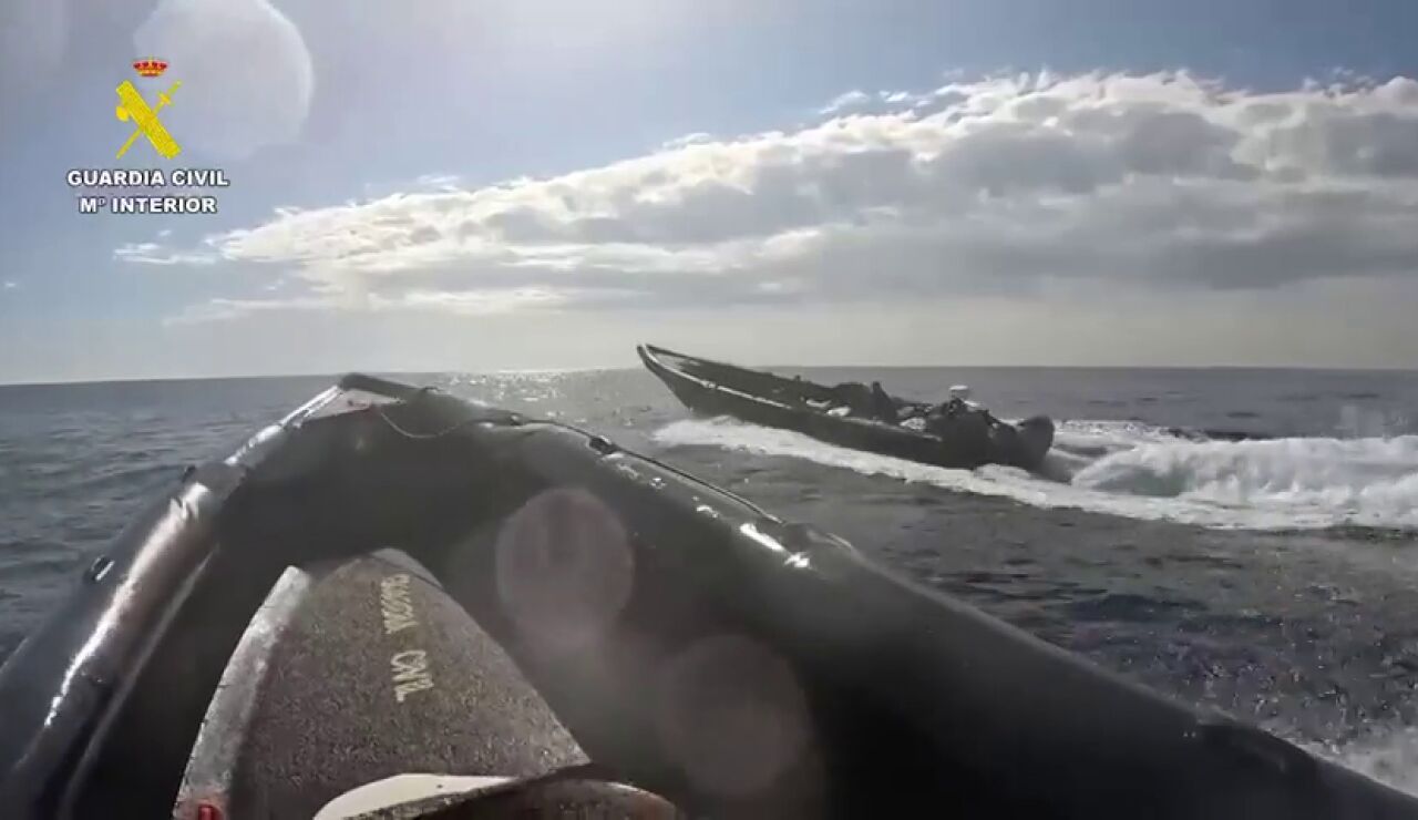 Persecuci&oacute;n a toda velocidad y maniobras de alto riesgo para frenar una narcolancha en Huelva