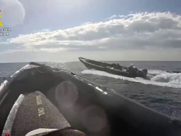 Persecuci&oacute;n a toda velocidad y maniobras de alto riesgo para frenar una narcolancha en Huelva