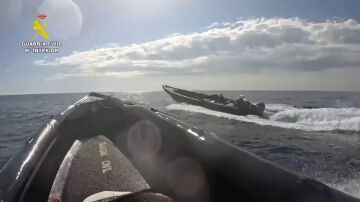 Persecuci&oacute;n a toda velocidad y maniobras de alto riesgo para frenar una narcolancha en Huelva