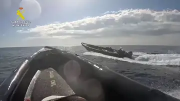 Persecución a toda velocidad y maniobras de alto riesgo para frenar una narcolancha en Huelva Persecución a toda velocidad y maniobras de alto riesgo para frenar una narcolancha en Huelva