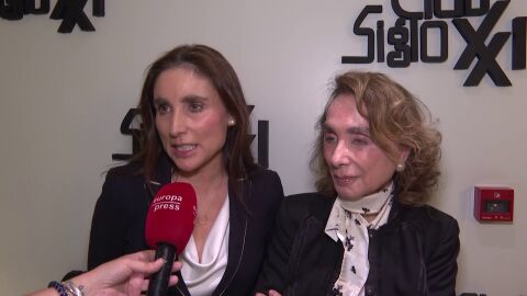 Paloma de Arezana y su hija, Paloma Segrelles hablando con la prensa