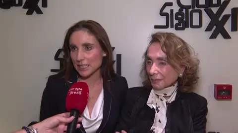 Paloma de Arezana y su hija, Paloma Segrelles hablando con la prensa Paloma de Arezana y su hija, Paloma Segrelles hablando con la prensa