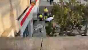 Los servicios de emergencia atendiendo al herido