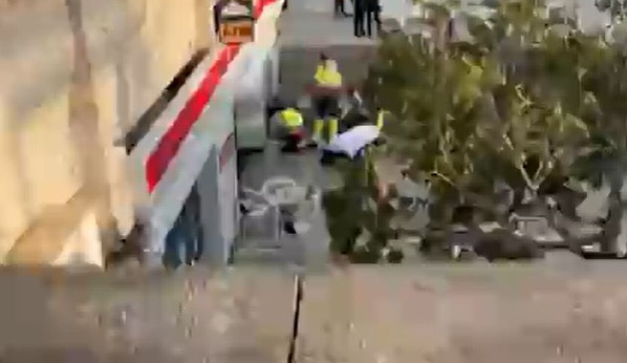 Los servicios de emergencia atendiendo al herido