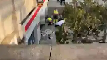 Los servicios de emergencia atendiendo al herido Los servicios de emergencia atendiendo al herido