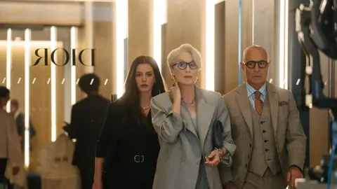 Meryl Streep, Anne Hathaway y Stanley Tucci como Miranda Priestly, Andy Sachs y Nigel en El diablo viste de Prada 2 Meryl Streep, Anne Hathaway y Stanley Tucci como Miranda Priestly, Andy Sachs y Nigel en El diablo viste de Prada 2
