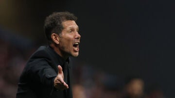 Simeone durante el partido contra el Arsenal en el Metropolitano