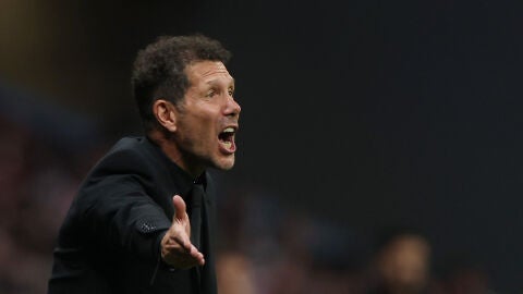 Simeone durante el partido contra el Arsenal en el Metropolitano