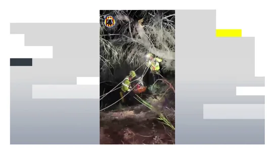 Rescatan a un motorista tras caer por un barranco en Bétera Rescatan a un motorista tras caer por un barranco en Bétera
