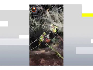 Rescatan a un motorista tras caer por un barranco en B&eacute;tera