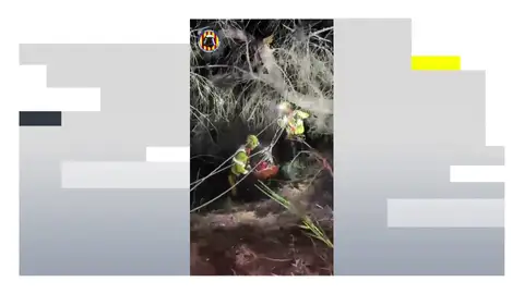 Rescatan a un motorista tras caer por un barranco en Bétera Rescatan a un motorista tras caer por un barranco en Bétera