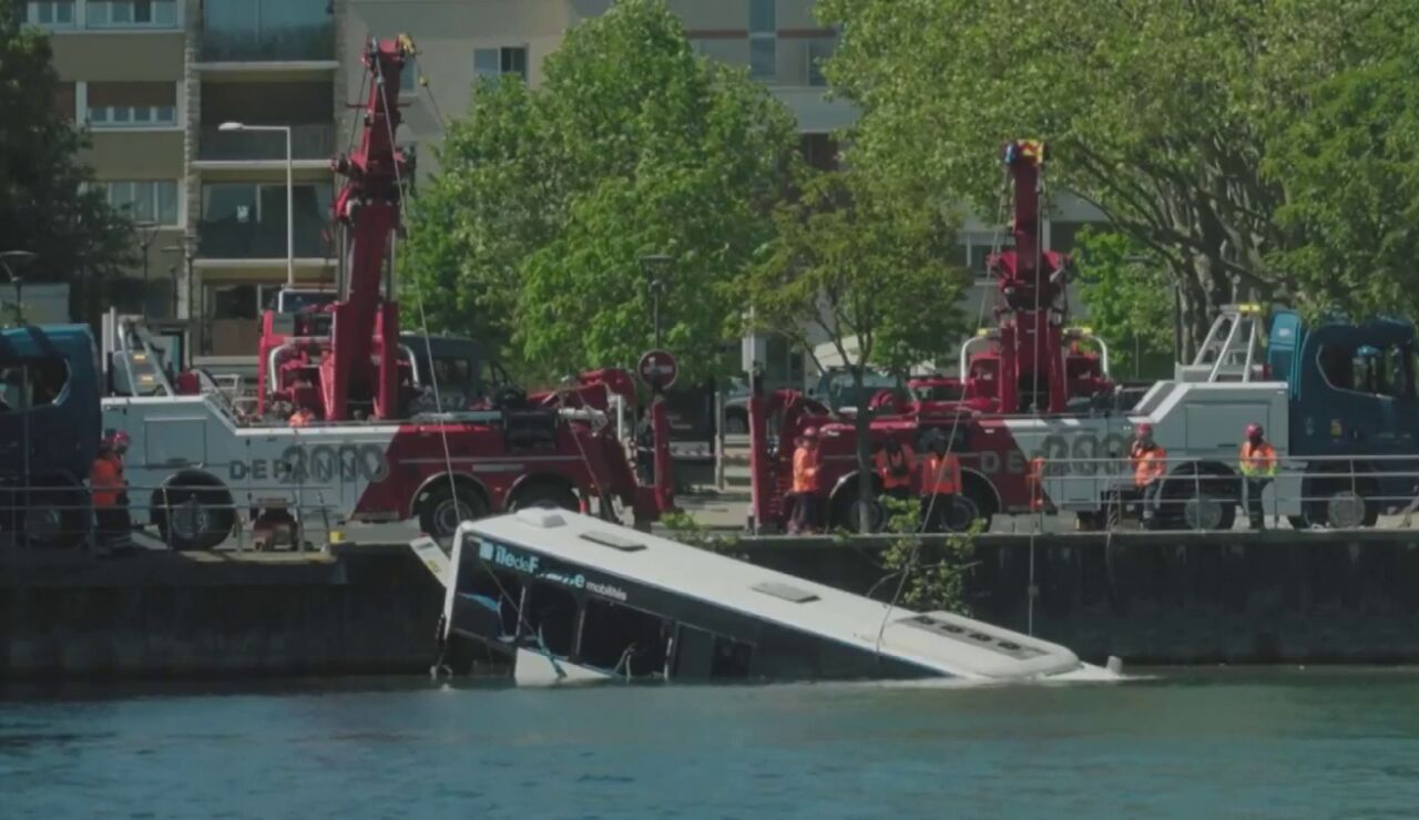 Una conductora en pr&aacute;cticas precipita un autob&uacute;s al r&iacute;o Sena: cuatro personas rescatadas