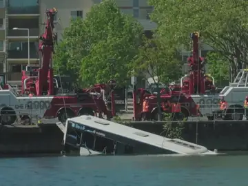 Una conductora en prácticas precipita un autobús al río Sena: cuatro personas rescatadas Una conductora en prácticas precipita un autobús al río Sena: cuatro personas rescatadas
